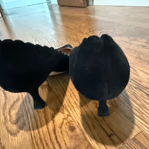 Scalloped suede kitten heel pumps - Picture 3 of 4